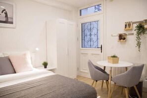 Bügeleisen/Bügelbrett, Reisekinderbett, kostenloses WLAN, Bettwäsche