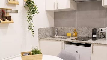 Køleskab, mikrobølgeovn, kogeplade, kaffe-/temaskine