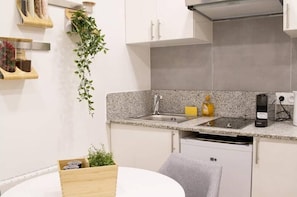 Réfrigérateur, micro-ondes, plaque de cuisson, cafetiÚre/bouilloire