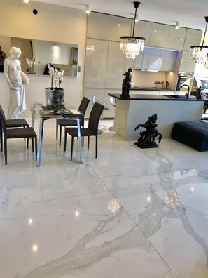Apartamento clásico, 2 habitaciones | Zona de estar