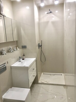 Apartamento clásico, 2 habitaciones | Baño