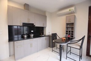 Suite, Lake View | Private kitchenette | Electric kettle