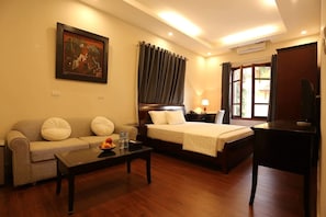 Standard Studio | Desk, blackout drapes, free WiFi, bed sheets