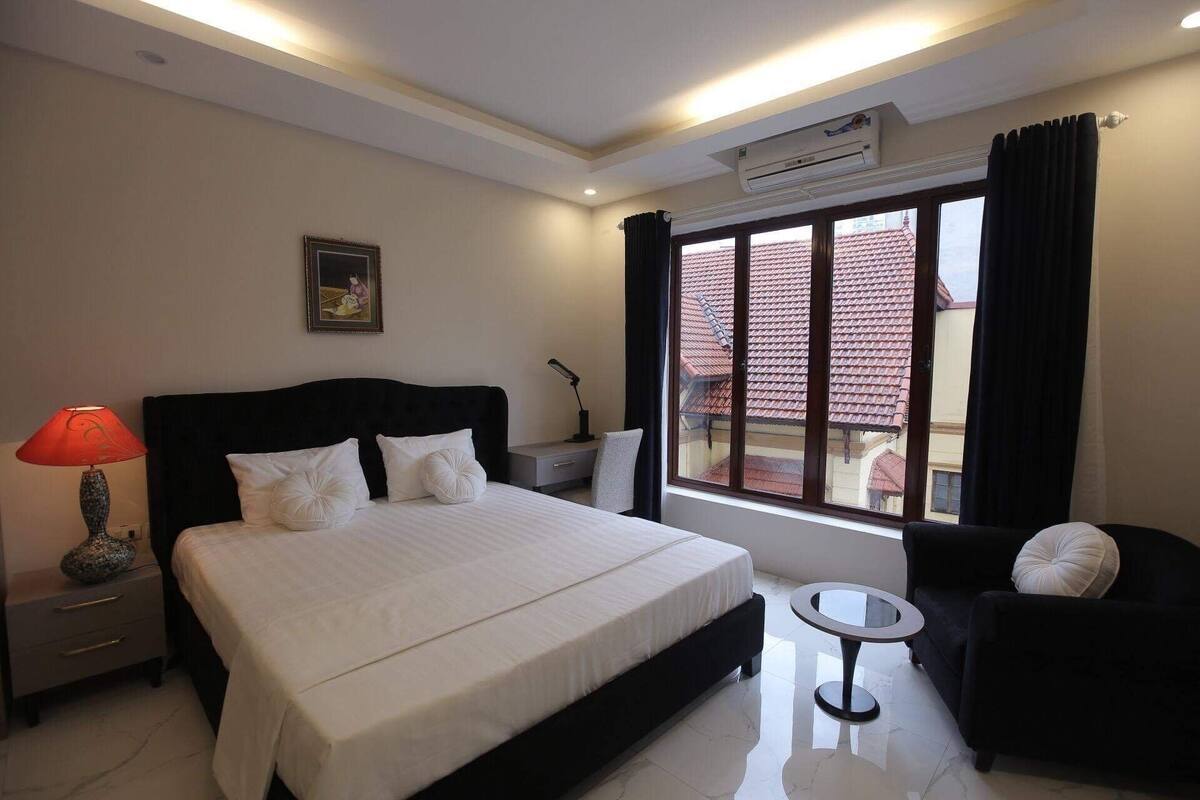 Deluxe Suite | Desk, blackout drapes, free WiFi, bed sheets