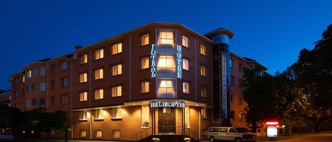 واجهة المنشأة - في المساء/الليل