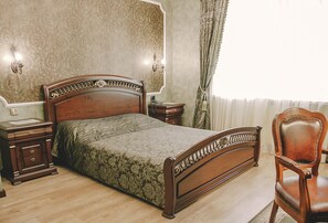 Modern Extra Room | Zimmersafe, Schreibtisch, Verdunkelungsvorhänge, schallisolierte Zimmer
