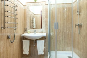 Quarto standard (M) | Banheiro | Chuveiro, produtos de toalete grátis, secador de cabelo 