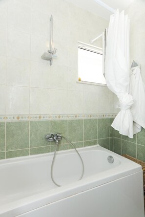 Baignoire, sèche-cheveux, serviettes fournies