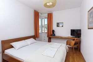 2 habitaciones, tabla de planchar con plancha y wifi gratis 