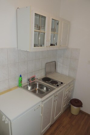 Kühlschrank, Herdplatte, Kochgeschirr/Geschirr/Besteck