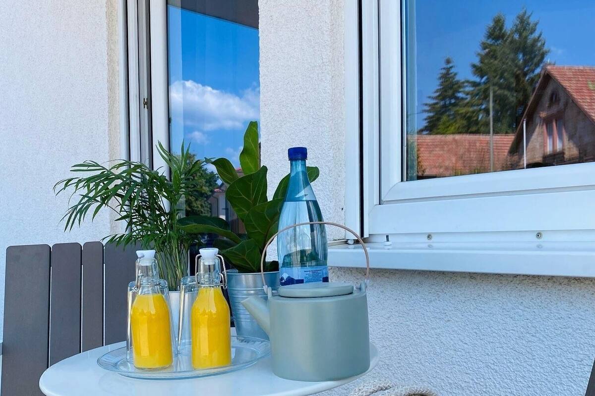 Un espace extérieur aménagé avec une table, des chaises et un panier.
