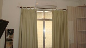 A room with a window, a curtain rod, and a wooden door. - APART MARCELO - STUDIO COPACABANA (RIO DE JANEIRO)