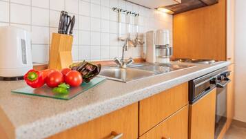 Lemari es, oven, kompor, dan mesin pencuci piring