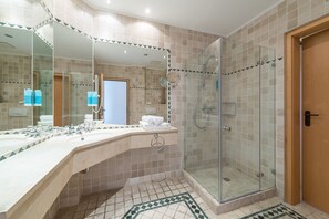 Dusche, Haartrockner, Handtücher, Seife