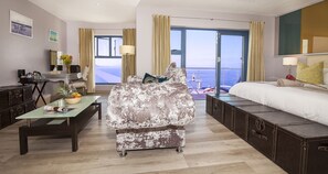 Quarto premier, 1 cama King | Roupas de cama premium, cofres nos quartos, escrivaninha