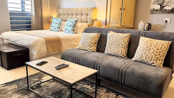 Quarto família | Roupas de cama premium, cofres nos quartos, escrivaninha