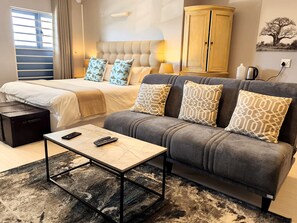 Quarto família | Roupas de cama premium, cofres nos quartos, escrivaninha