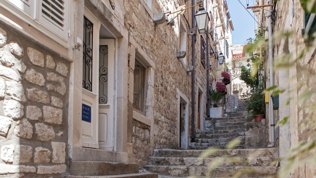 A narrow stone staircase leading to a building with a sign indicating a 4-star rating. - Apartments Noa Old Town - Studio - First Floor (Dubrovnik)