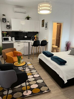Een strijkplank/strijkijzer, wifi, beddengoed