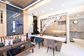 Lobby sitting area - Clear Sky Laurel B&B (Magong)