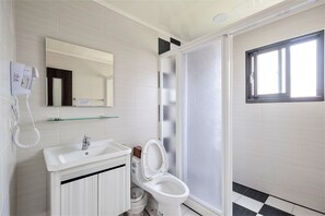 Kamar Double | Kamar mandi | Shower, perlengkapan mandi gratis, sandal, dan handuk