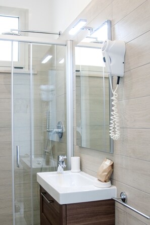Triple Room | Bathroom | Shower, free toiletries, hair dryer, bidet