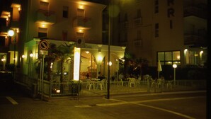 Front of property – evening/night - Hotel Villa Esedra (Bellaria-Igea Marina)