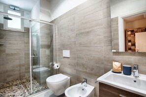 Kamar Double | Kamar mandi | Shower, perlengkapan mandi gratis, pengering rambut, dan kloset