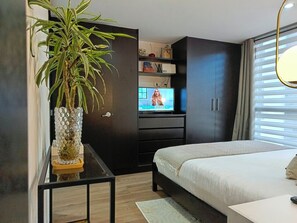 2 soveværelser, pengeskab på værelset, skrivebord, strygejern/strygebræt