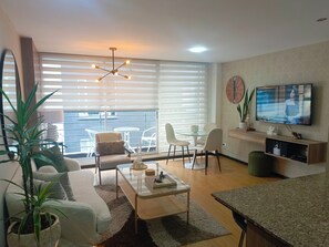 Smart TV, DVD player, books, stereo