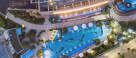 Piscine couverte, piscine extérieure