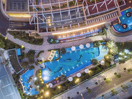 室内游泳池,室外游泳池