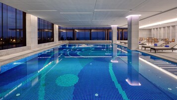 Una piscina techada, una piscina al aire libre