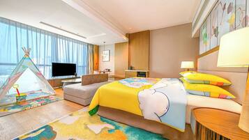 Värdeförvaringsskåp på rummet, skrivbord och arbetsyta för laptop