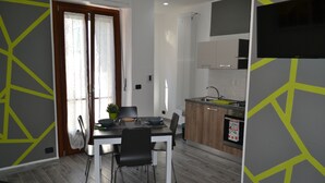 Une cuisine moderne équipée d’un four encastré, d’un évier et d’un téléviseur à écran plat fixé au-dessus du plan de travail.
