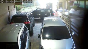 A parking garage with multiple cars parked in a row. - Balqis Home Stay (Ngadisari)