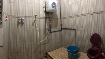 Standard Room | Bathroom | Shower, towels