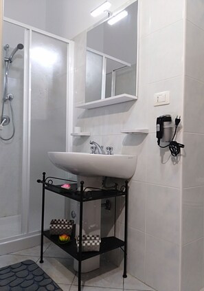 Phòng 3 phong cách cổ điển, quang cảnh thành phố | Phòng tắm | Buồng tắm vòi sen, vòi sen phun mưa, đồ dùng nhà tắm miễn phí