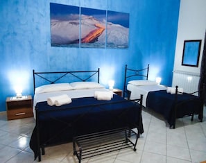 Trang trí khác biệt, trang bị nội thất với thiết kế riêng biệt, bàn