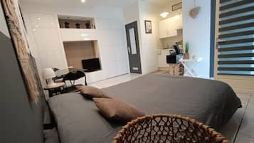 Iron/ironing board, bed sheets