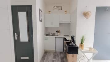 Een koelkast, een magnetron, een oven, een kookplaat