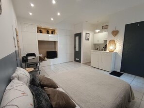 Iron/ironing board, bed sheets