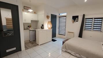 Een strijkplank/strijkijzer, beddengoed