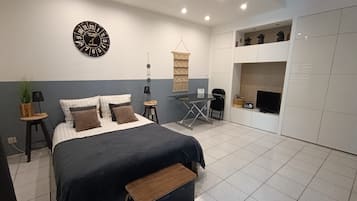 Iron/ironing board, bed sheets