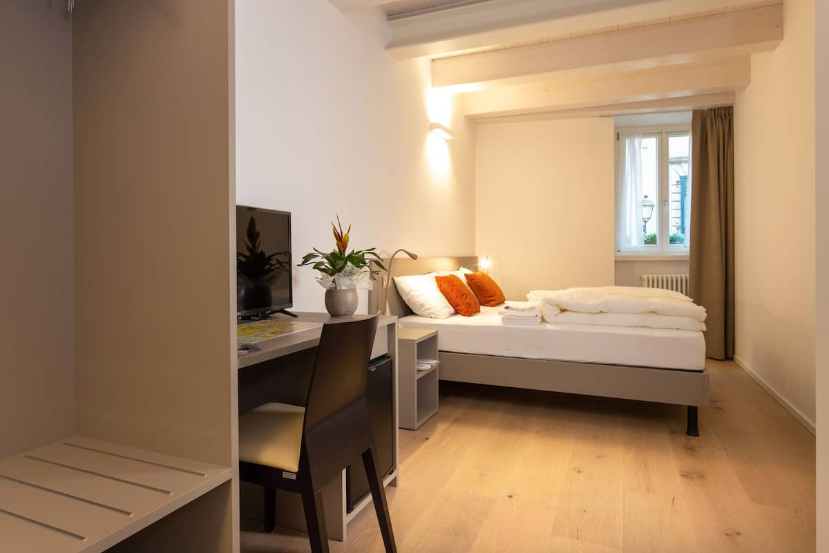 Chambre Confort double | Minibar, ameublement unique, bureau