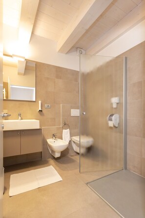 Habitación familiar | Baño | Regadera, secadora de cabello, toallas 