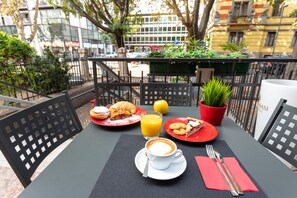 Outdoor dining - Locanda Le Due Travi (Trento)