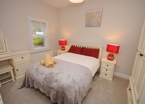 Laptop workspace, blackout curtains, iron/ironing board, free WiFi - College Crescent (Galway)