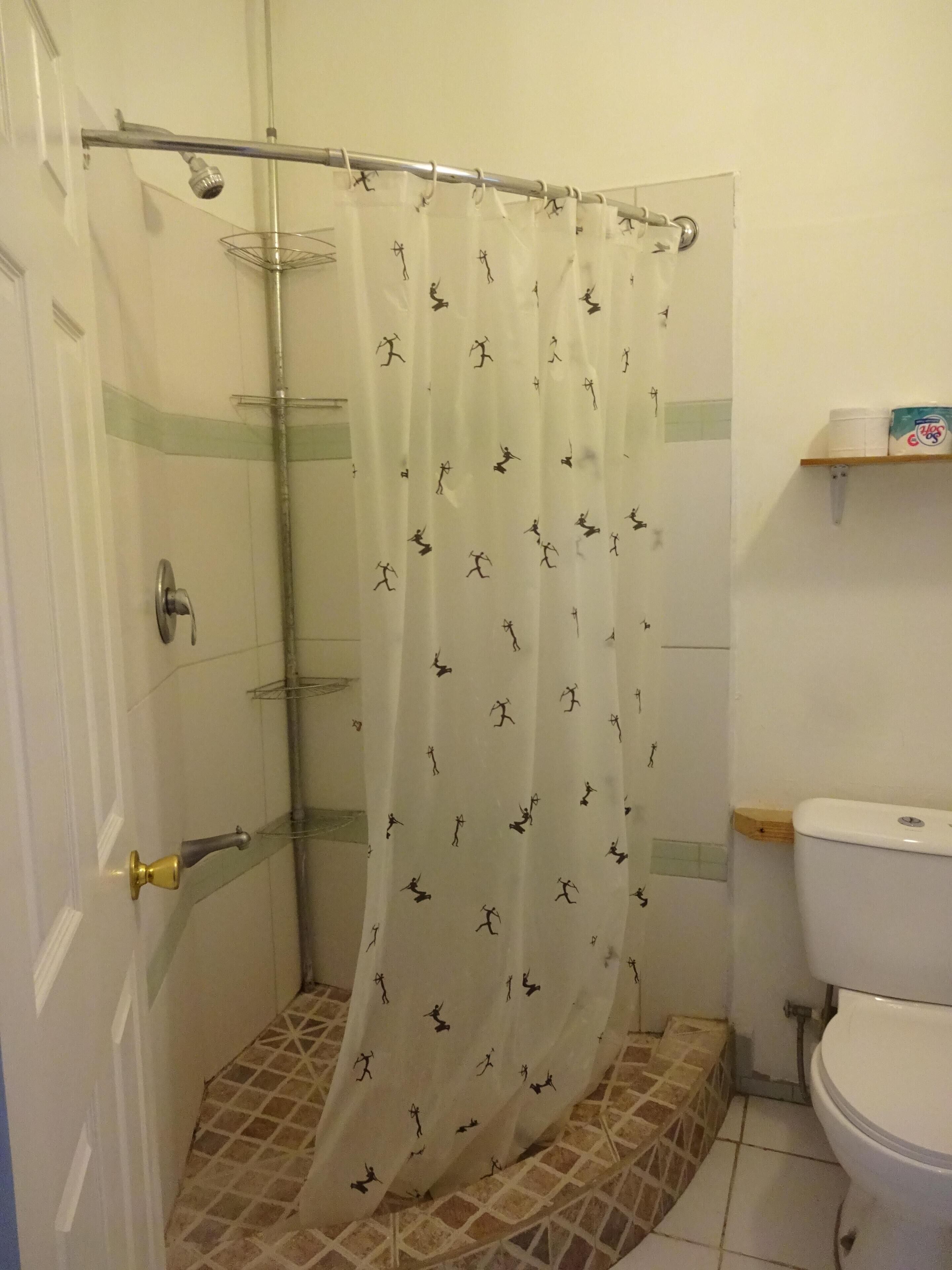 Sèche-cheveux, serviettes fournies, savon, shampoing