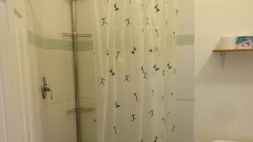 Een haardroger, handdoeken, zeep, shampoo